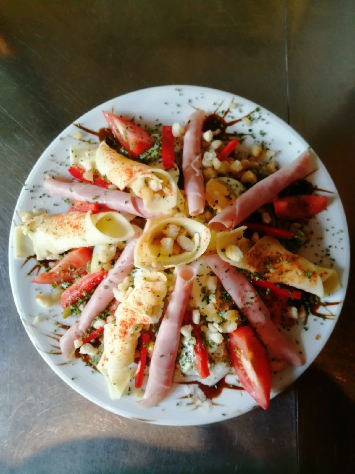 Salatplatte Schinken und Käse – Café Edelweiß